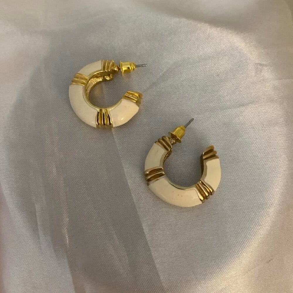 Vintage Cream Enamel Gold Tone Half Hoop Earrings Ribbed Chunky Post Back 80 90s